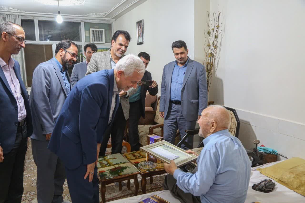 شهردار اصفهان با پدر شهید «احمد روزبهانی» دیدار و گفت‌وگو کرد