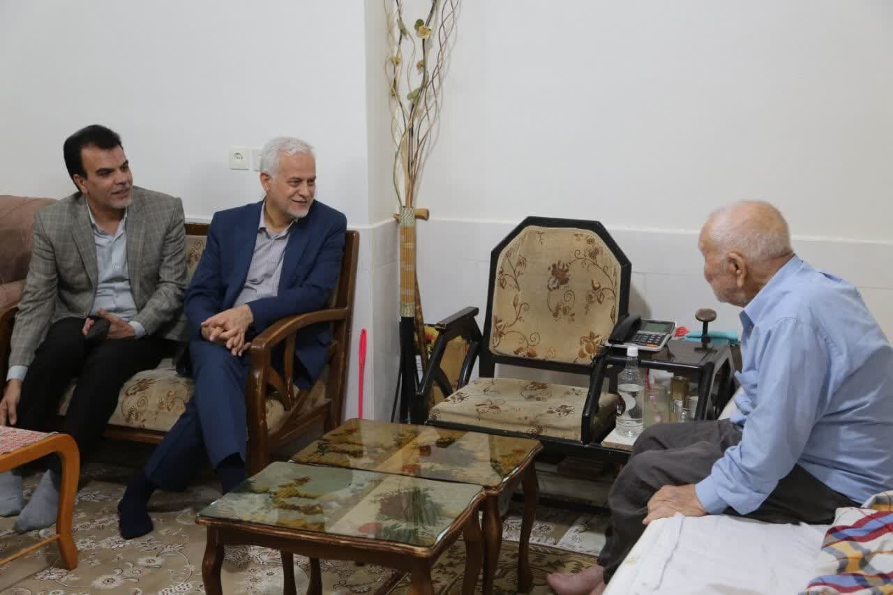 شهردار اصفهان با پدر شهید «احمد روزبهانی» دیدار و گفت‌وگو کرد